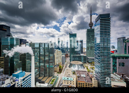 Voir l'extraordinaire d'un ciel nuageux plus de bâtiments dans le centre-ville de Toronto, Ontario. Banque D'Images