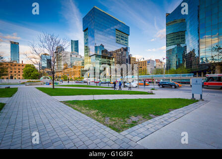 Les trottoirs et les bâtiments modernes à l'intersection de l'avenue University et de la rue College, à l'Université de Toronto, dans la région de Toro Banque D'Images