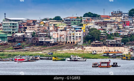 Les maisons sur pilotis de la rivière Manaus Brésil Banque D'Images