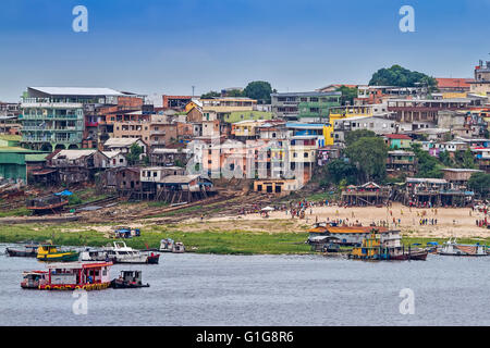 Les maisons sur pilotis de la rivière Manaus Brésil Banque D'Images