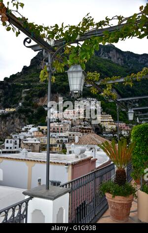 Un beau balcon donnant sur la ville côtière de Positano Italie Banque D'Images