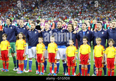 Kiev, UKRAINE - 1 juillet 2012 : Les joueurs de l'équipe de football Italie chanter l'anthen avant l'UEFA EURO 2012 dernier match contre S Banque D'Images