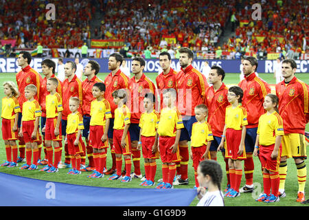 Kiev, UKRAINE - 1 juillet 2012 : Les joueurs de l'équipe de football Espagne chanter l'anthen avant l'UEFA EURO 2012 dernier match contre l'Italie au stade olympique de Kiev, Ukraine Banque D'Images