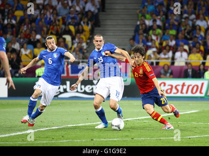 Kiev, UKRAINE - 1 juillet 2012 : David Silva de l'Espagne (en rouge, # 21) attaque pendant l'UEFA EURO 2012 dernier match contre l'Italie à l'Olymp Banque D'Images