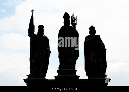 Silhouette sombre des statues de saints Norbert de Xanten, Venceslas et Sigismond - Prague Banque D'Images