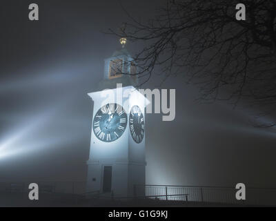 Ancienne tour de l'horloge, la Serbie Petrovaradin sur misty nuit Banque D'Images