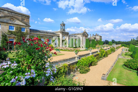 Vue de la façade avant et en terrasses à l'Italienne des jardins paysagers de Bowood House, une demeure seigneuriale près de Calne, Wiltshire, Royaume-Uni lors d'une journée ensoleillée Banque D'Images