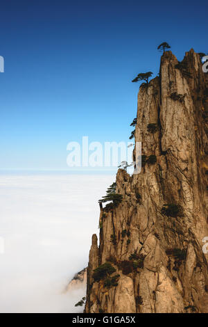 L'une des centaines de pics entourant le sommet de la montagne Huangshan en Chine Banque D'Images