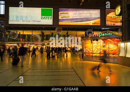 Munich, Allemagne Le 27 août 2014 : La gare principale de Munich dans la soirée. Banque D'Images