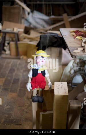 Marionnette Pinocchio en bois dans un atelier de menuiserie Banque D'Images