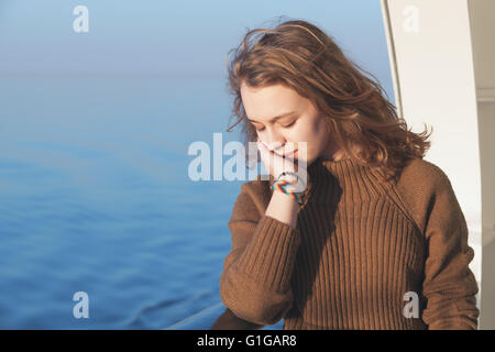 Belle blonde relaxant adolescente se tient sur le pont à pied de bateau de croisière, close-up portrait en extérieur Banque D'Images