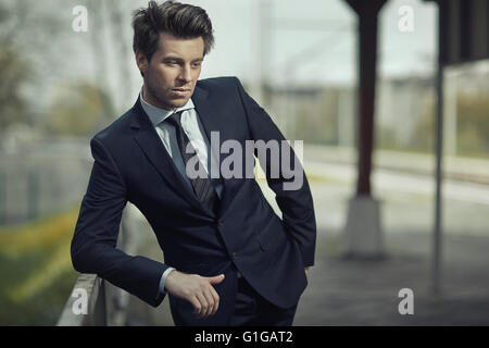 Handsome businessman au repos dans la zone de la ville Banque D'Images