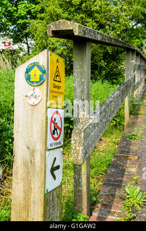 Un signe sur un post sur le côté d'un sentier public en lecture indiquant de quelle façon le chemin de sentier 2 va. Banque D'Images