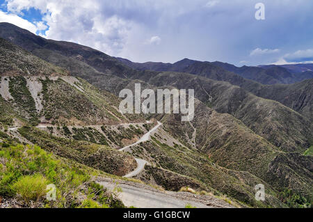 Route de montagne dans la réserve naturelle de Villavicencio. Les Andes. La Province de Mendoza. L'Argentine Banque D'Images