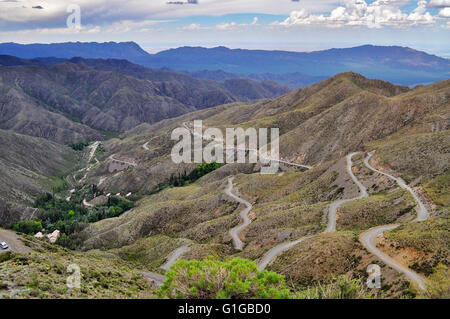 Route de montagne dans la réserve naturelle de Villavicencio. Les Andes. La Province de Mendoza. L'Argentine Banque D'Images