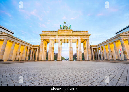 Beau Ciel avec la porte de Brandebourg à Berlin Allemagne la nuit. Banque D'Images