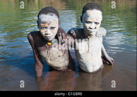 Deux garçons Surma avec peintures corps dans la rivière, la vallée de la rivière Omo, Kibish, Ethiopie Banque D'Images