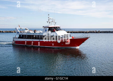 Bateau touristique arrivant à Orzola port depuis La Graciosa, Lanzarote, îles Canaries, Espagne Banque D'Images