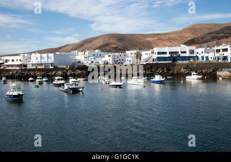 Port et maisons blanches dans le village de pêcheurs de Orzola, Lanzarote, îles Canaries, Espagne Banque D'Images