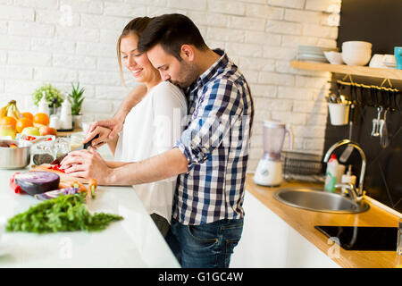 Couple aimant la préparation d'aliments sains dans une cuisine moderne Banque D'Images