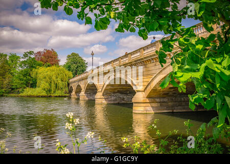 Le pont sur la Serpentine dans Hyde Park à Londres sur un beau matin ensoleillé Banque D'Images