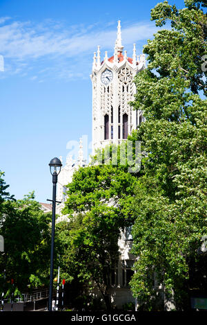 Tour de l'horloge de l'Université d'Auckland vue de l'Albert Park sur Princes Street. Banque D'Images