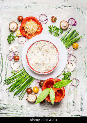 Plat de riz Risotto et divers légumes et assaisonnement savoureux ingrédients pour la cuisine végétarienne sur la lumière en bois rustique Banque D'Images