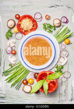 Dans un bol de lentilles rouges et légumes ingrédients pour la cuisine végétarienne saine, vue du dessus de la rédaction. Banque D'Images