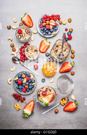 Granola muesli ou en pots, les baies fraîches, graines et noix , vue d'en haut. Petit-déjeuner sain mise à plat Banque D'Images