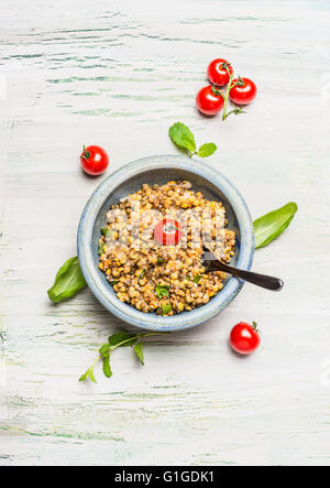 Salade de lentilles sain avec des tomates sur la lumière de fond rustique, vue du dessus Banque D'Images