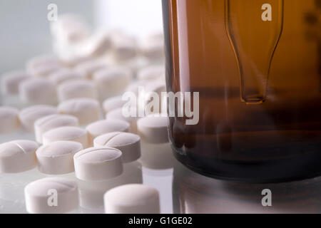 Flacon de médicaments avec compte-gouttes et pilules blanches close up Banque D'Images