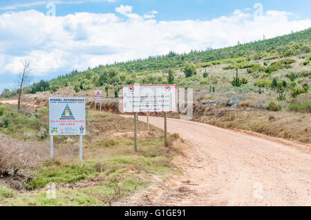 KNYSNA, AFRIQUE DU SUD - 5 mars 2016 : la signalisation routière sur le milieu de la section Keurbooms Prince Alfred passer entre Knysna et ONU Banque D'Images