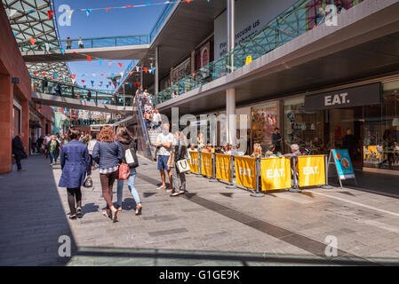 Clients mystères de Liverpool One, le shopping, complexe résidentiel et de loisirs dans le centre de Liverpool, Angleterre, Royaume-Uni Banque D'Images