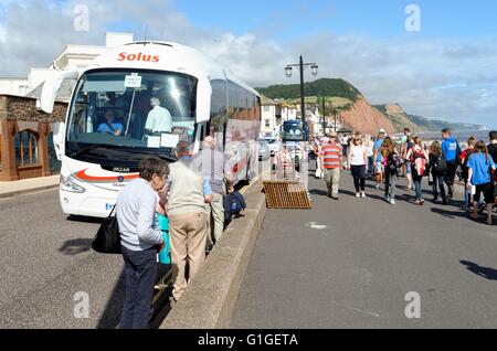 Sur un front de Sidmouth occupé hot summers day UK Banque D'Images