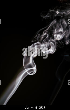 Abstract smoke isolé sur fond noir, France Banque D'Images