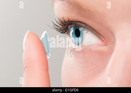 Femme de l'insertion d'une lentille de contact dans les yeux. Banque D'Images