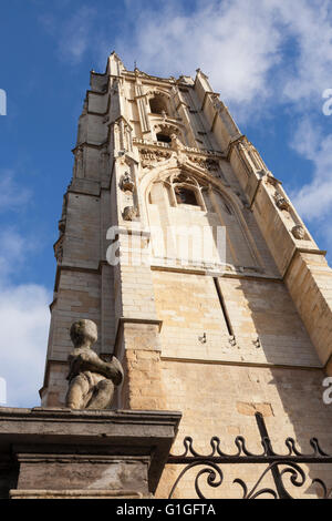 León, Espagne : clocher de Santa María de la cathédrale de León. À la base d'une sculpture de chérubin est fortement érodée avec l'âge. Banque D'Images