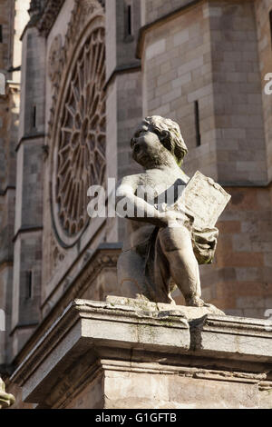 León, Espagne : Sculpture d'un chérubin à Santa María de la cathédrale de León. La sculpture est fortement érodée avec l'âge. Banque D'Images