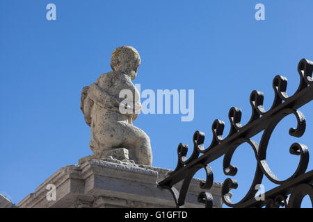 León, Espagne : Sculpture d'un chérubin à Santa María de la cathédrale de León. La sculpture est fortement érodée avec l'âge. Banque D'Images