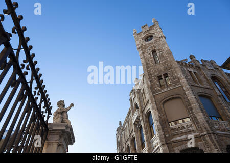 León, Espagne : Plaza de la Regla avec une sculpture d'un chérubin à Santa María de la cathédrale de León et un bâtiment du gouvernement local. Banque D'Images