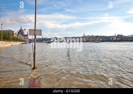 Rue inondée à Budapest Banque D'Images