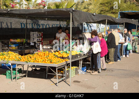 Les gens d'acheter les fruits et légumes à l'étal du marché, San Jose, Ibiza, Espagne Banque D'Images