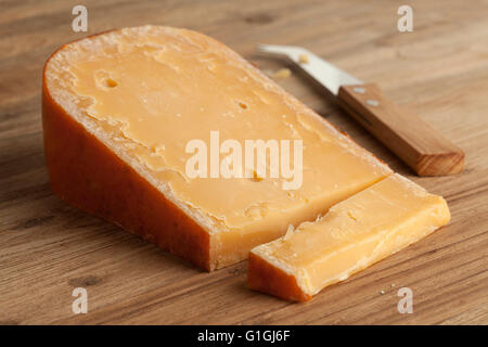 Morceau de fromage Gouda vieux de trois ans sur un plateau de fromages Banque D'Images