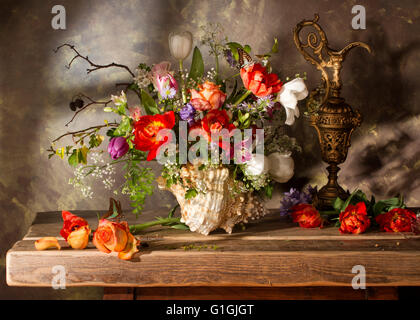 Shell grenouille avec fleurs et Ewer Banque D'Images