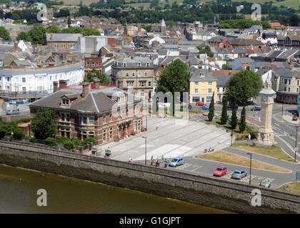 Vues aériennes de North Devon prises à partir d'hélicoptères de Place de la ville de Barnstaple Devon du nord des bâtiments du Musée de l'horloge Albert Bridge Banque D'Images