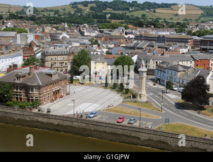 Vues aériennes de North Devon prises à partir d'hélicoptères de Place de la ville de Barnstaple Devon du nord des bâtiments du Musée de l'horloge Albert Bridge Banque D'Images