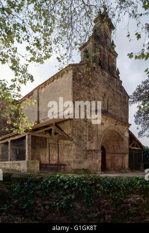 Église romane Nuestra Señora de la Asunción dans le village de Santa Maria de Cayon, province de Cantabria, Espagne. Banque D'Images