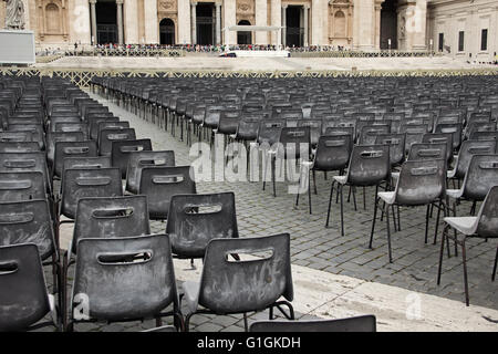 Square avec des chaises pour les paroissiens devant la Basilique Saint Pierre au Vatican, Rome, Italie Banque D'Images