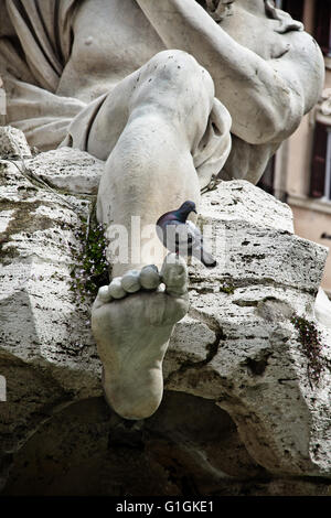 Fragment de la "Fontaine des Quatre Fleuves' - jambe avec pigeon, Piazza Navona, Rome, Italie Banque D'Images