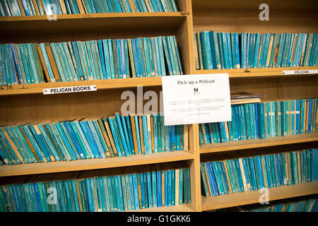 Pelican bleu secondhand books sur étagères dans Bookbarn énorme boutique internationale, Hallatrow, près de Bristol, Angleterre, Royaume-Uni Banque D'Images